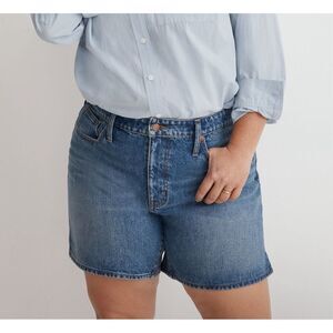 Madewell size 26W Plus Relaxed Mid Length Denim Short Side Slit Medium Wash New